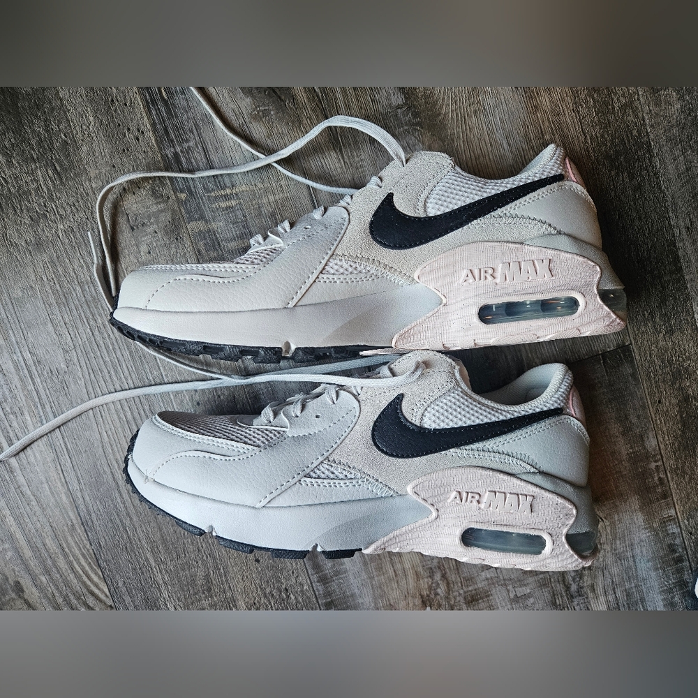 Women's Nike Air Max Excee Size 9